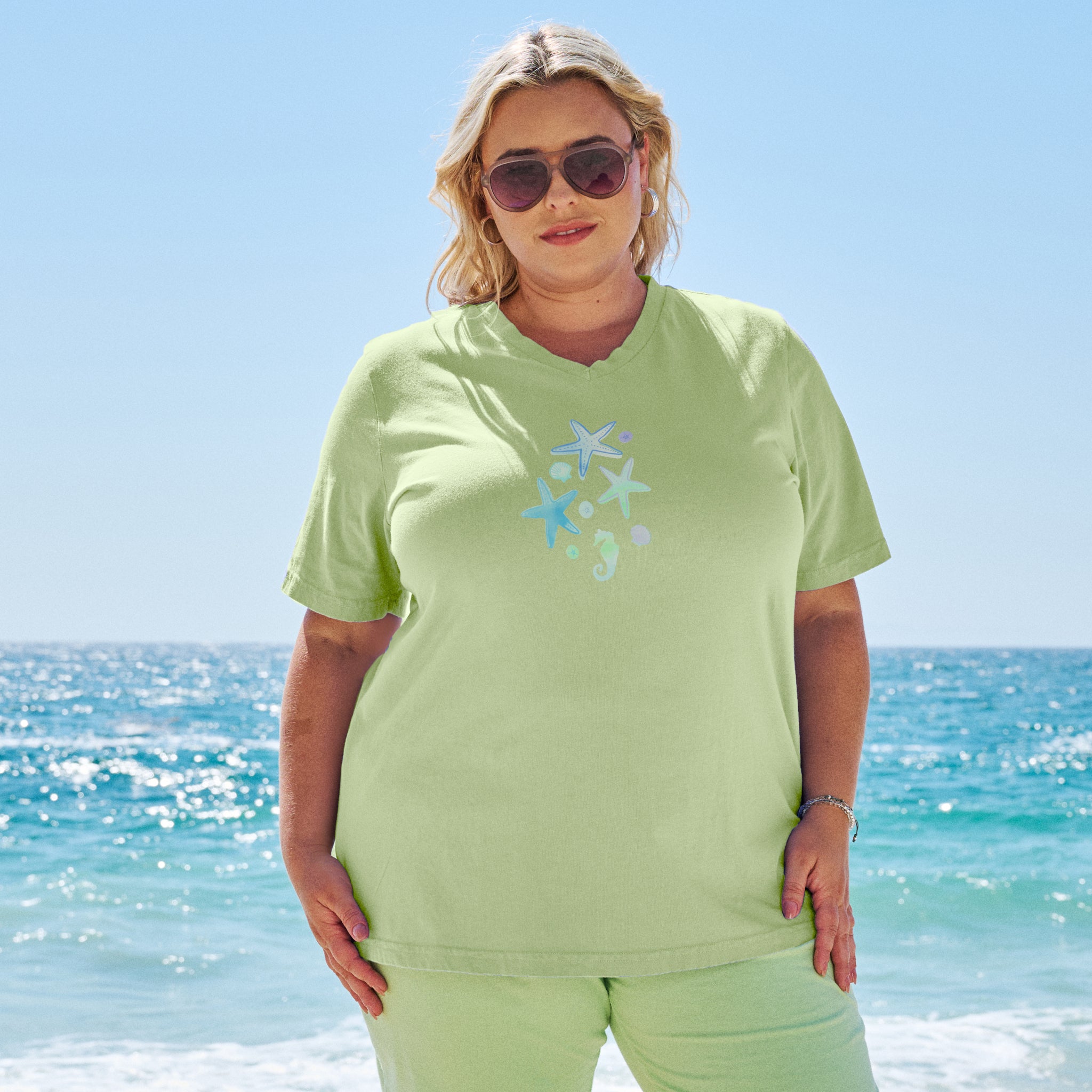 Scattered Shells V-Neck T | Plus Size